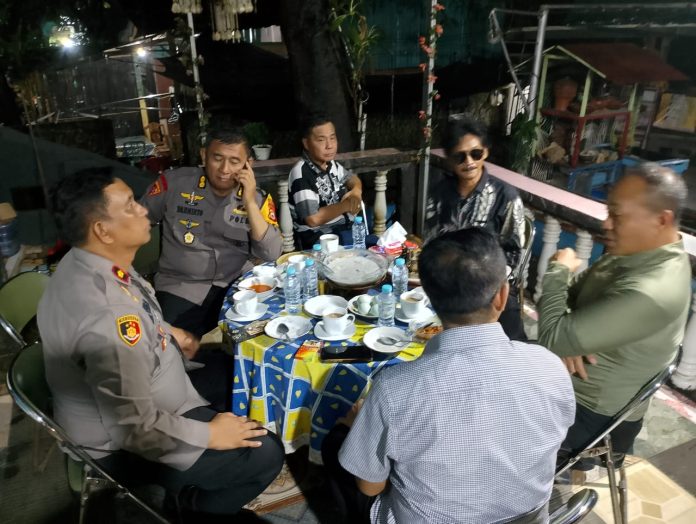 FOTO: Kapolrestabes Makassar Kombes Dr Mokhamad Ngajib, SIK, MH, Kabag Operasi AKBP Darminto, S.Sos dan Kapolsek Manggala Kompol Semuel Tolongan, SH, MSi, MH menyambangi kediaman Tokoh masyarakat Kecamatan Manggala Andi Pasamangi Wawo. Senin malam (11/11).