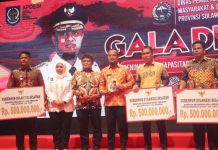 Dana Desa Andalan Rp500 Juta ‘Zonk’, Kadis PMD Sulsel Salahkan Pj Gubernur Bahtiar, Apdesi: ‘Lempar Batu Sembunyi Tangan’ FOTO: Gubernur Sulsel Andi Sudirman Sulaiman saat menyerahkan bantuan dana desa Andalan. (Properti Apdesi Sulsel)