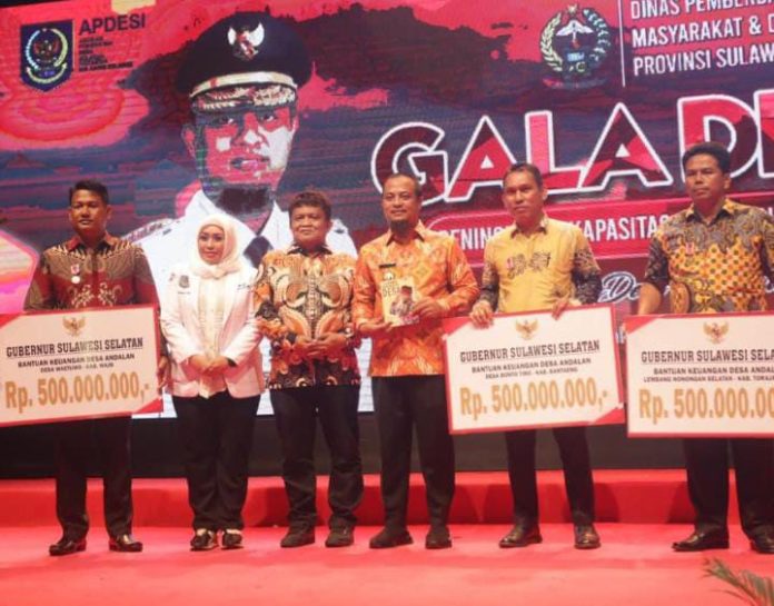 FOTO: Gubernur Sulsel Andi Sudirman Sulaiman saat menyerahkan bantuan dana desa Andalan. (Properti Apdesi Sulsel)