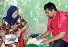 Jelang Pencoblosan PDIP Masif Lakukan DTDC Menangkan IniMi DiA Hingga Tingkatan Ranting: Temui Warga FOTO: Kader PDIP Kota Makassar saat lakukan dor to door ke rumah warga. (Istimewa)