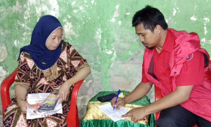 FOTO: Kader PDIP Kota Makassar saat lakukan dor to door ke rumah warga. (Istimewa)