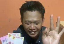 Diduga Timses Nomor 3 Lakukan Money Politik, Bawaslu Kota Parepare: Segera Melapor FOTO: Tangkap layar warga kota Parepare saat menerima uang yang diduga berasal dari Timses Pasangan Nomor urut 3 calon wali kota Parepare, Sulawesi Selatan.