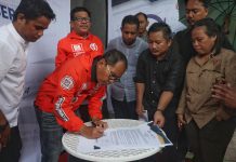 Hanya DIA yang Hadiri Penandatanganan Pakta Integritas Anti Korupsi, Kemana ASS – Fatma? FOTO: Calon Gubernur dan Wakil Gubernur Sulsel Danny Pomanto dan Azhar Arsyad saat mendatangi Pakta Integritas yang digelar lembaga anti korupsi dan NGO. (Istimewa)