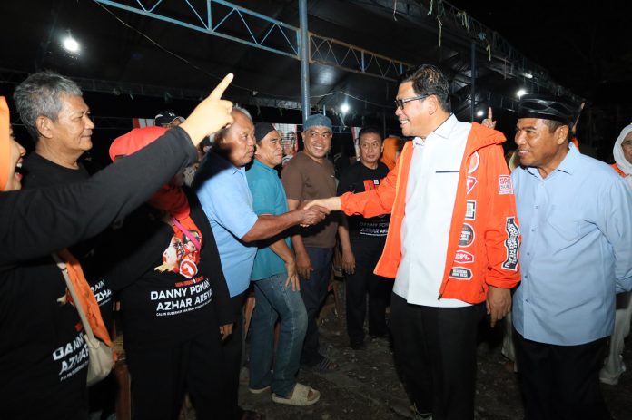 FOTO: Tingginya permintaan masyarakat Pinrang untuk kembali bertemu langsung dengan Calon Wakil Gubernur Sulsel, Azhar Arsyad terobati, Minggu (16/11/2024).