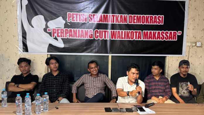 FOTO: Organisasi kepemudaan dan ormas melakukan konprensi pers dan mengeluarkan petisi selamatkan demokrasi dengan meminta perpanjangan cuti Walikota Makassar. Selasa, (19/11/24)