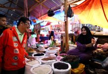 Pinrang ‘Bersatu’: DIA JADI di Sulsel dan Pinrang FOTO: Calon wakil gubernur sulawesi selatan nomor urut 1 Azhar Arsyad saat berkunjung di pasar sentral Pinrang.