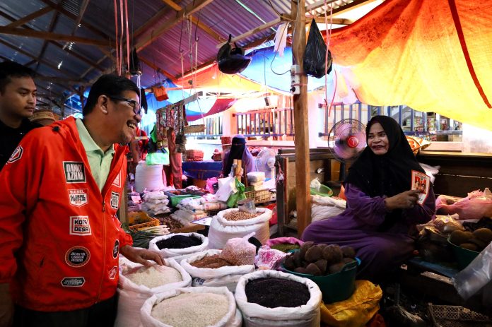 FOTO: Calon wakil gubernur sulawesi selatan nomor urut 1 Azhar Arsyad saat berkunjung di pasar sentral Pinrang.