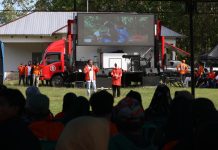 Ke Bone, Danny Pomanto Kampanye di Kampung Istri FOTO: Calon gubernur Sulsel nomor urut 1 Danny Pomanto saat berkampanye di Dusun Lonrong, Desa Pattimpa, Kecamatan Ponre, Kabupaten Bone. Selasa (19/11).