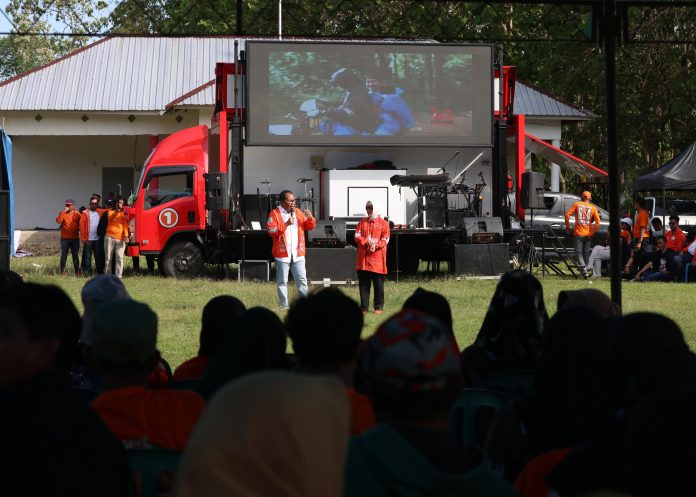 FOTO: Calon gubernur Sulsel nomor urut 1 Danny Pomanto saat berkampanye di Dusun Lonrong, Desa Pattimpa, Kecamatan Ponre, Kabupaten Bone. Selasa (19/11).