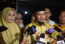 Seperti Tak Percaya Parpol Pengusung, Nasdem dan Dozer Dominan di Andalan, ini Kata Akademisi Unhas FOTO: Calon Gubernur dan Wakil Gubernur Sulawesi Selatan, Andi Sudirman Sulaiman (tengah) dan Fatmawati Rusdi (kiri) menjawab pertanyaan wartawan usai melakukan pertemuan dengan Ketua Umum Partai Golkar Airlangga Hartarto di Kompleks Widya Chandra, Senayan, Jakarta, Rabu (7/8/2024). (ANTARA/Indrianto Eko Suwarso)