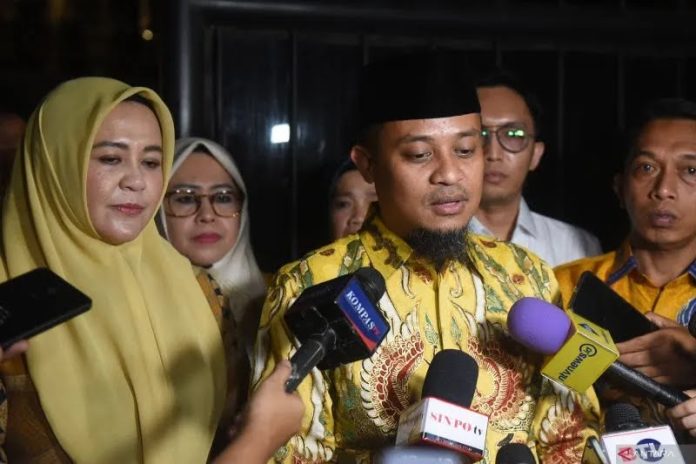 FOTO: Calon Gubernur dan Wakil Gubernur Sulawesi Selatan, Andi Sudirman Sulaiman (tengah) dan Fatmawati Rusdi (kiri) menjawab pertanyaan wartawan usai melakukan pertemuan dengan Ketua Umum Partai Golkar Airlangga Hartarto di Kompleks Widya Chandra, Senayan, Jakarta, Rabu (7/8/2024). (ANTARA/Indrianto Eko Suwarso)