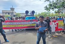Aliansi Penyelamat Demokrasi Demo Di Kantor Gubernur Tuntut Perpanjang Cuti Walikota Makassar Danny Pomanto FOTO: Aliansi Penyelamat Demokrasi melakukan aksi unjuk rasa di Kantor Gubernur Provinsi Sulawesi Selatan, Kamis, (21/11/24)