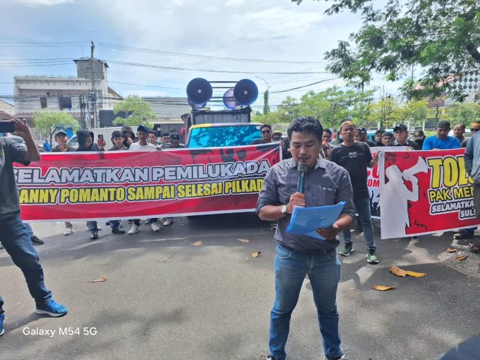 FOTO: Aliansi Penyelamat Demokrasi melakukan aksi unjuk rasa di Kantor Gubernur Provinsi Sulawesi Selatan, Kamis, (21/11/24)