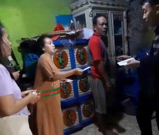 FOTO: Hasil tangkap layar dari video viral pelaku tindak pidana pemilu "Money Politik" di kota Makassar.