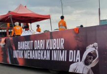 Sindir Ambulans dan Kuburan Saat Debat Cawalkot, Tronton Bawa Spanduk: “Bangkit Dari Kubur” FOTO: Tronton membawa spanduk bertuliskan "Bangkit Dari Kubur"