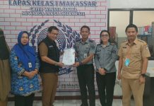 Mines 2 Hari Pencoblosan, Dukcapil Sulsel Serahkan Biodata Napi ke Lapas Makassar FOTO: Kepala Dinas Dukcapil Sulsel Dr.M. Iqbal S. Suhaeb saat menyerahkan biodata kependudukan sebagai pengganti Kartu Tanda Penduduk alias KTP ke Lembaga Pemasyarakatan (Lapas) Klas IA Makassar. Senin (25/11). (Properti: Dukcapil Sulsel)
