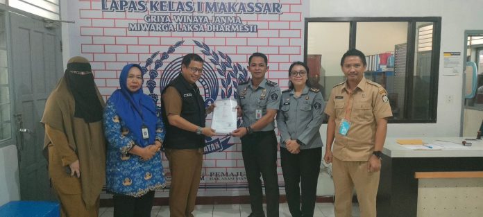 FOTO: Kepala Dinas Dukcapil Sulsel Dr.M. Iqbal S. Suhaeb saat menyerahkan biodata kependudukan sebagai pengganti Kartu Tanda Penduduk alias KTP ke Lembaga Pemasyarakatan (Lapas) Klas IA Makassar. Senin (25/11). (Properti: Dukcapil Sulsel)