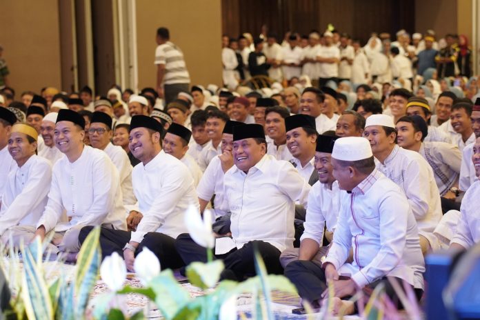 FOTO: Politisi senior partai Golkar, Nurdin Halid saat menghadiri kegiatan dzikir dan doa bersama yang digelar oleh calon Wali Kota dan Wakil Wali Kota Makassar Andi Seto dan Rezki Mulfiati Lutfhi (Sehati) di Hotel Claro Makassar pada Minggu (24/11/2024) malam. (Istimewa)