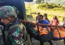 Kelompok Mahasiswa Pendukung OPM Bakal Gelar Aksi di Makassar, GANAS Ingatkan Tukang Ojek yang Tewas oleh KKB FOTO: Anggota TNI mengevakuasi jenazah warga sipil yang tewas ditembak oleh orang tidak dikenal (OTK) di Puncak Jaya Mulia, Papua. FOTO/TANGKAPAN LAYAR