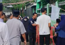 Kenakan Baju Olahraga, Andi Sudirman Melayat ke Kediaman Ketua FKUB Sulsel FOTO: Calon Gubernur Sulsel Andi Sudirman Sulaiman saat melayat ke kediaman almarhum Prof DR Wahyudin Naro di Sultan Alauddin 2 Lr. 5 No. 3, Kelurahan Mangasa, Kecamatan Tamalate, Kota Makassar. Selasa (26/11). (Istimewa)