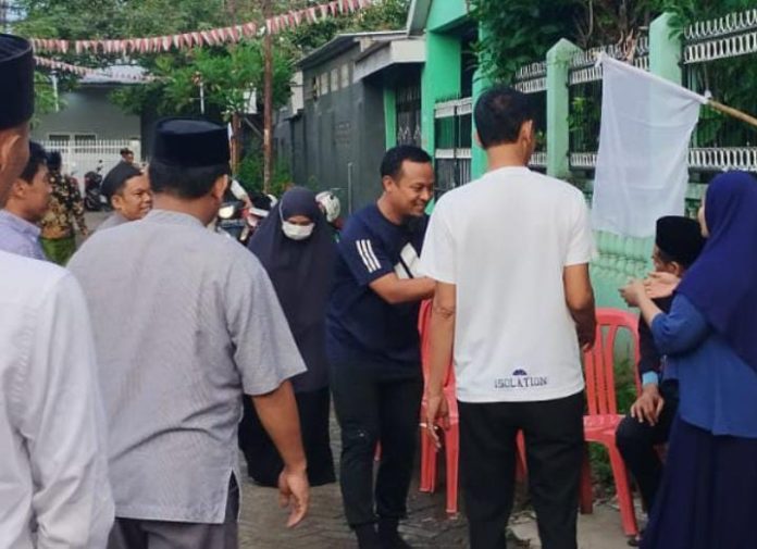 FOTO: Calon Gubernur Sulsel Andi Sudirman Sulaiman saat melayat ke kediaman almarhum Prof DR Wahyudin Naro di Sultan Alauddin 2 Lr. 5 No. 3, Kelurahan Mangasa, Kecamatan Tamalate, Kota Makassar. Selasa (26/11). (Istimewa)