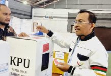 Diguyur Hujan, Ilyas Sitorus Tetap Antusias Gunakan Hak Pilih di TPS 3 Komplek Inalum Tg Gading FOTO: Kepala Dinas Komunikasi dan Informatika (Kominfo) Provinsi Sumatera Utara, Dr Ilyas S Sitorus, tetap antusias menggunakan hak pilihnya dalam Pemilihan Kepala Daerah (Pilkada) Serentak 2024.