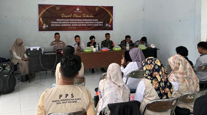 FOTO: Rapat pleno terbuka rekapitulasi penghitungan perolehan suara tingkat kecamatan Liukang Tangaya pemilihan gubernur dan Wakil gubernur, Bupati dan Wakil Bupati Tahun 2024.