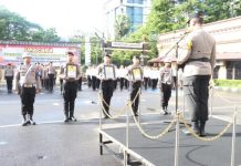 Terlantarkan Keluarga, 3 Anggota Polri di Makassar Kena PTDH FOTO: Kapolrestabes Makassar Kombes Pol Dr. Mokhamad Ngajib, SIK memimpin langsung upacara Pemberhentian Tidak Dengan Hormat terhadap personil Polrestabes Makassar. (Properti Polrestabes Makassar)