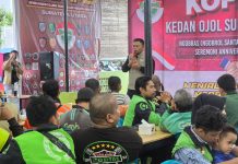 Tak Mesti Jadi Pejabat Untuk Menolong Orang FOTO: Konten kreator Kota Medan, Ibrahim Umar atau yang lebih dikenal dengan nama "Ketua Limpol" meriahkan hari jadi ke-6 Gabungan Ojek Roda Dua Medan Sekitarnya (Godams), Sabtu (30/11) di Warkop Agam Letda Sujono.