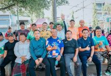 Sebelum Penetapan, Akbar Ali Temui TSM-MO di Parepare, Bukti Ketidak Netralan Diduga Terlibat Dalam Politik Praktis Selama Menjabat FOTO: Mantan Pejabat Wali Kota Parepare, Akbar Ali, saat fose foto bersama dengan para Tim Pemenangan TSM-MO. (Istimewa)