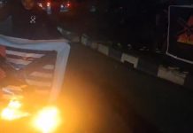 10 Tuntutan Mahasiswa dari Gerakan Nasional Anti Separatis Kepada Presiden Prabowo FOTO: Gerakan Nasional Anti Separatis (GANAS) saat membakar bendera bintang kejora dibawa jembatan flyover AP Pettarani Km. 4, Kota Makassar. Senin (2/12).