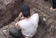 Orangtuanya Dukung Andi Utta, Jasad Balita Dikeluarkan dari Pekuburan, Disimpan di Bibir Sungai Teko FOTO: Suasana penguburan kembali jasad Cucu, Kakek dan Nenek di salah satu pekuburan di kabupaten Bulukumba. (Tangkap layar dari video viral)