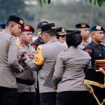 Kapolri Hadiahi Pin Emas kepada Kompol Pandu Winata, Ini Prestasinya FOTO: Kapolri Jenderal Listyo Sigit Prabowo memberikan hadiah Pin emas kepada personil Subdit Tipidter Ditreskrimsus Kompol Pandu Winata SH, SIK,MH, CPHR, CBA. (Istimewa)