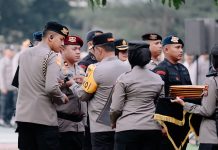 Kapolri Hadiahi Pin Emas kepada Kompol Pandu Winata, Ini Prestasinya FOTO: Kapolri Jenderal Listyo Sigit Prabowo memberikan hadiah Pin emas kepada personil Subdit Tipidter Ditreskrimsus Kompol Pandu Winata SH, SIK,MH, CPHR, CBA. (Istimewa)