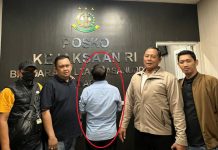 Tim Tabur Tangkap DPO Kasus Mal Pinrang di Bekasi FOTO: Tim Tabur Kejati Sulsel dan Kejari Pinrang saat membawa HB (59) dari Bandara Soekarno Hatta menunju ke Makassar.