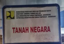Mal Pinrang Telan Anggaran 12,5 Milyar 2008-2014 Tanpa IMB, Berdiri Diatas Tanah Kemen PUPR FOTO: Kementrian Pekerja Umum dan Perumahan Rakyat memasang papan pengumuman di Mal Sejahtera/Pinrang.