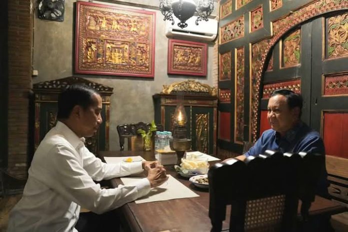 FOTO: Saat Presiden Prabowo saat mampir di Solo, Silahturahmi dengan mantan Presiden RI, Joko Widodo makan di angkringan Omah Semar beberapa waktu lalu. (Properti Via Facebook Prabowo Subianto)