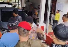 Massa Pendukung Cabup dan Cawagub Hadang Mobil Bawaslu Jeneponto FOTO: Tangkap layar sejumlah massa pendukung calon kepala daerah di kabupaten Jeneponto Sulawesi Selatan menghadang minibus yang hendak meninggalkan kantor Bawaslu di Jalan Lingkar, Kecamatan Binamu.