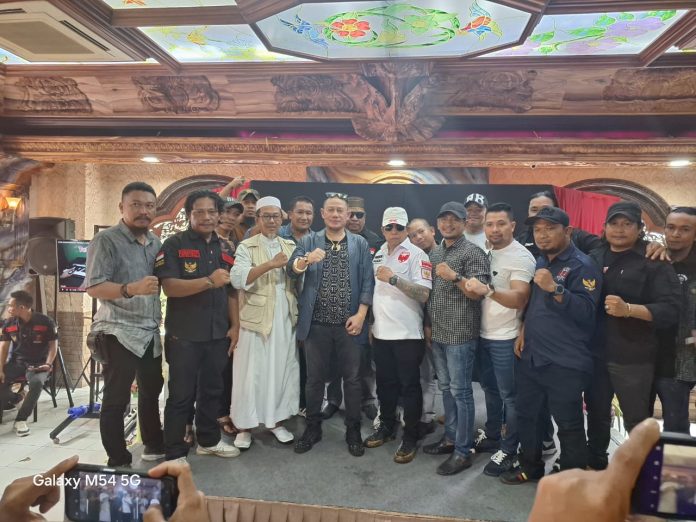 FOTO: Tokoh ormas dan legenda Kalijodo Daenk Jamal berkunjung ke kota Makassar dalam rangka touring silaturahmi dengan para ormas di Sulsel dan Sulbar.