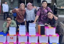 Diduga Jadi Pemain di Pilgub, Tim Hukum DIA Adukan KPU Sulsel ke DKPP, KPK dan Mabes Polri FOTO: Tim Hukum DIA saat membawa 13 Kontainer dugaan tandatangan palsu terkait adanya dugaan pelanggaran pelaksanaan pemilihan Gubernur dan Wakil gubernur Sulsel. (Istimewa)