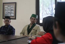 Dragon Biliard Diduga Langgar Peraturan Perundangan, HMI Cabang Makassar Gelar Aksi di DPRD Makassar FOTO: Hasanuddin, Sekertaris Umum HMI Cabang Makassar saat diterima diruang aspirasi gedung DPRD Makassar. Jumat (13/12)