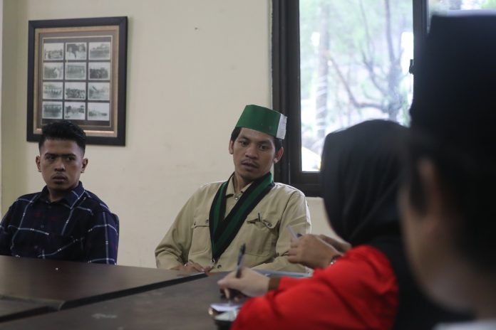 FOTO: Hasanuddin, Sekertaris Umum HMI Cabang Makassar saat diterima diruang aspirasi gedung DPRD Makassar. Jumat (13/12)