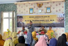 Warga Pangkep Apresiasi Kehadiran Reses Taufan Pawe di Balocci, Sebut Anggota DPR RI yang Tidak Lupakan Warganya FOTO: Anggota Komisi II dan Banggar DPR RI, Taufan Pawe, terus bergerak melakukan reses dibeberapa titik yang ada di Daerah Pemilihan II Sulawesi Selatan.