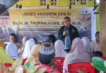 Reses di Barru, Taufan Pawe Paparkan Tugas Komisi II DPR RI Awasi Kebijakan Anggaran Transfer Pusat Untuk Daerah FOTO: Reses Anggota Komisi II DPR RI, Taufan Pawe dari Fraksi Partai Golkar, kali ini dilaksanakan di Kecamatan Tanete Rilau, Kabupaten Barru, Selasa 16 Desember 2024. (Istimewa)
