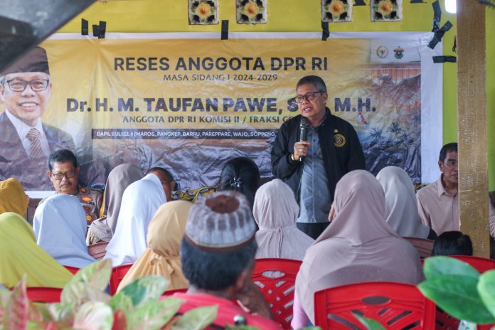 FOTO: Reses Anggota Komisi II DPR RI, Taufan Pawe dari Fraksi Partai Golkar, kali ini dilaksanakan di Kecamatan Tanete Rilau, Kabupaten Barru, Selasa 16 Desember 2024. (Istimewa)