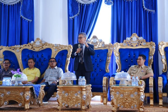 FOTO: Anggota Komisi II Dewan Perwakilan Rakyat Republik Indonesia (DPR RI), Taufan Pawe, gelar pertemuan dengan Bupati Kabupaten Pangkep, bersama Para Pimpinan SKPD se Kabupaten Pangkep, yang digelar di Rumah Jabatan Bupati Pangkep, Selasa 17 Desember 2024. (Istimewa)