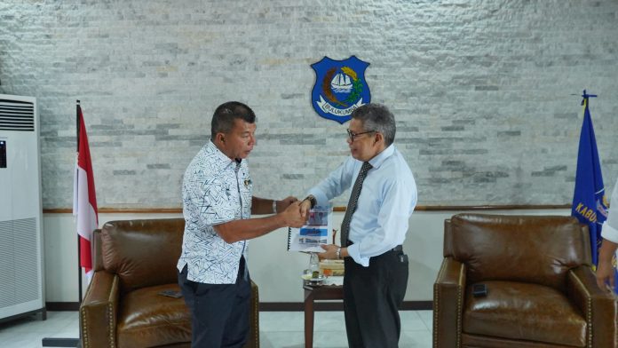 FOTO: HM Taufan Pawe bersama Bupati Bulukumba Andi Muchtar Ali Yusuf. (Istimewa)