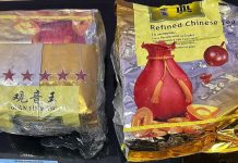 Tim Ditresnarkoba Polda Sulsel Tangkap Kurir Pembawa 2 Kg Sabu sabu Tujuan Makassar dari Pinrang FOTO: Dua bungkus besar berisi kristal bening diduga Narkotika Jenis Sabu dari 2 orang pelaku berinisial MNS dan RR. (Dok. Tim Unit 3 Subdit 1 Ditresnarkoba Polda Sulawesi Selatan)