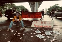 Gelar Unjuk Rasa, GAM Desak Kejari Selayar Segera Tetapkan Tersangka Kasus Korupsi ADD di Desa Bonea Selayar FOTO: Gerakan Aktivis Mahasiswa (GAM) melakukan aksi unjuk rasa teaterikal di kawasan Km. 4, Jembatan flyover, AP Pettarani dan Jalan Urip Sumoharjo, Kota Makassar pada Jumat (20/12/2024).