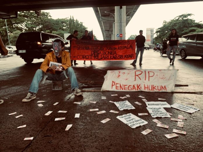 FOTO: Gerakan Aktivis Mahasiswa (GAM) melakukan aksi unjuk rasa teaterikal di kawasan Km. 4, Jembatan flyover, AP Pettarani dan Jalan Urip Sumoharjo, Kota Makassar pada Jumat (20/12/2024).